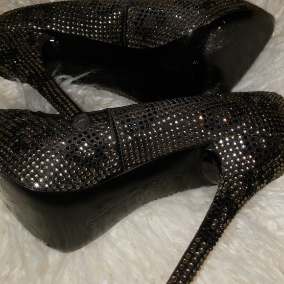 Shoes - Picture 4 of 6